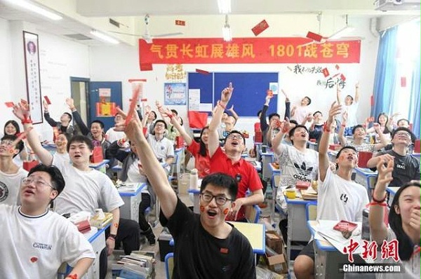 资料图：6月6日，湖南长沙同升湖实验学校教师与考生抛起红包迎接高考